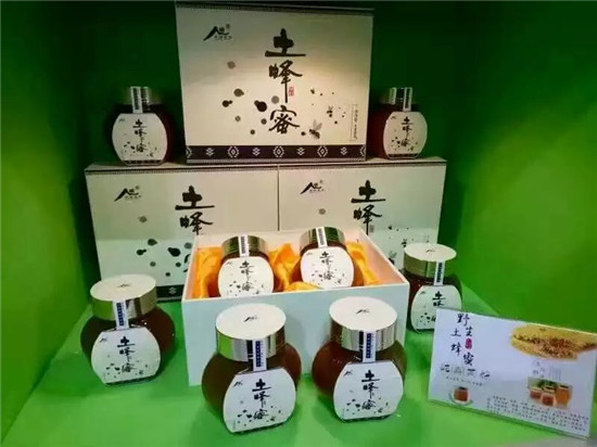 ‘太阳集团tyc’梅西盛装出席太阳马戏团首映礼!美妻高冷女神范(图3) 太阳成官网