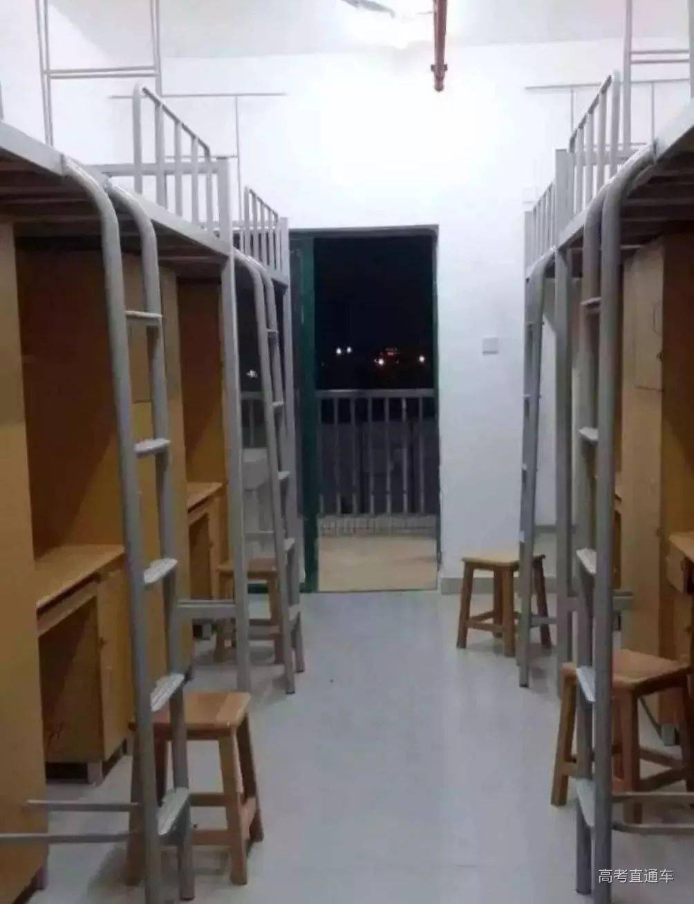 太阳集团tyc_
不敢相信！全国各大学新校区+老校区宿舍情况曝光 这真的是同一所学校？(图2)