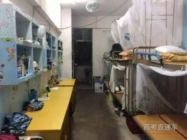 太阳集团tyc_
不敢相信！全国各大学新校区+老校区宿舍情况曝光 这真的是同一所学校？(图4)
